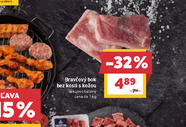Bravčový bok bez kosti s kožou vákuovo balený