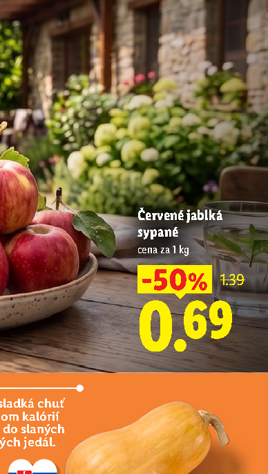 Červené jablká sypané