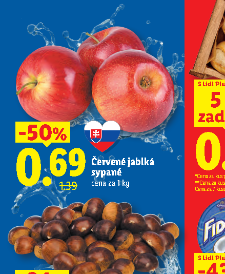 Červené jablká sypané