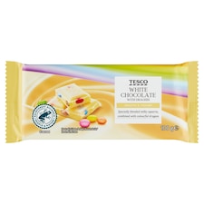 Tesco Biela čokoláda s čokoládovými dražé 100 g