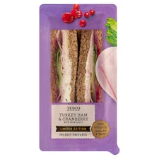 Tesco Toastový chlieb s morčacou šunkou, brusnicovou omáčkou a rímskym šalátom 157 g
