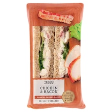 Tesco Pšeničný toastový chlieb s kuracím mäsom, omáčkou, rímskym šalátom a slaninou 164 g