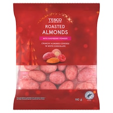Tesco Pražené jadrá mandlí v zafarbenej bielej čokoláde s práškom z mrazom sušených malín 110 g