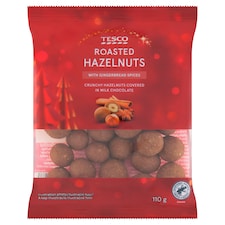 Tesco Pražené jadrá lieskovcov v mliečnej čokoláde s perníkovým korením 110 g